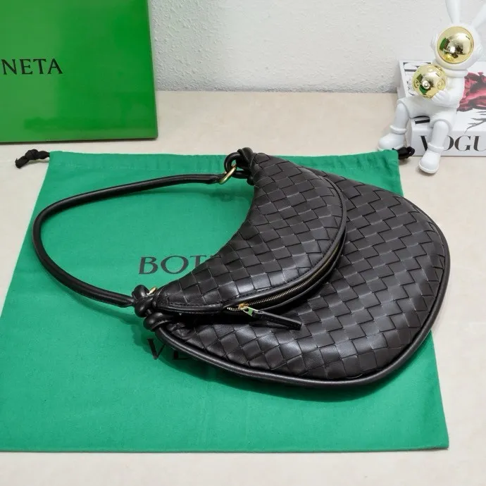 Batch 1860 Bv Shu Qi's same "Gemelli" twin bag 👇 Locked in advance 24 years of hot style 💕 Gemelli is paired with two half-moon shaped bags, matched with the brand's iconic intrecciato woven sheepskin, equipped with a detachable tubular handle, which can be used as a clutch, on the shoulder or by flipping the small crescent moon as a handle, or as a long shoulder strap 🉑️ crossbody The dual design has a personalized yet charming attitude, and the eye-catching visual impact brings an elegant and fashionable feeling. It is a bag worth buying💥 Size: 36x25x10, Model: 4281#